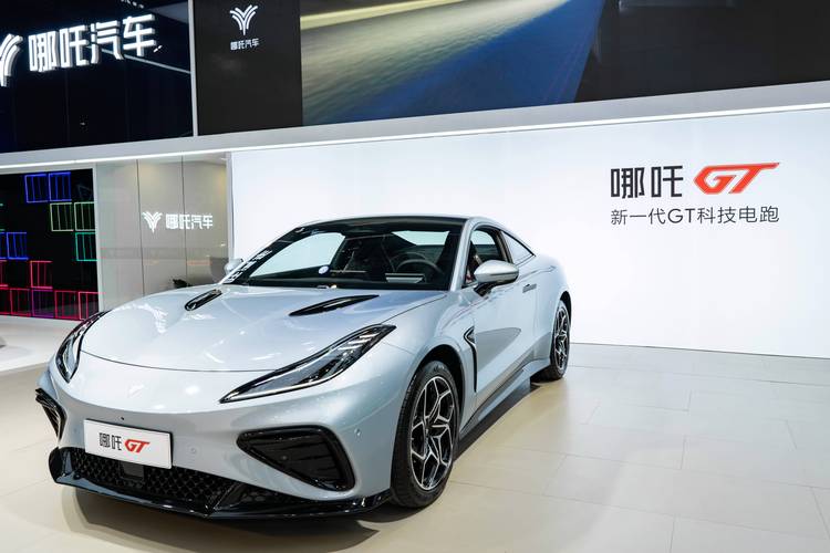 东莞67哪吒汽车在智能汽车领域的表现，领途汽车在新能源汽车市场中的影响力